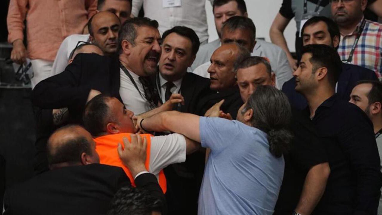 Beşiktaş kongresinde kavga: Yumruklar havada uçuştu - Resim: 3