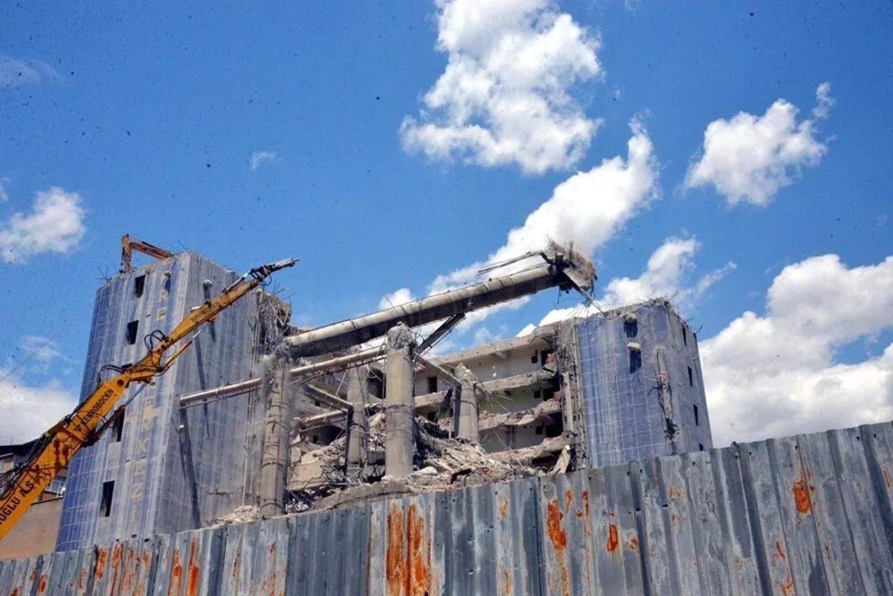 Türkiye'de bulunan ''Dünyanın en saçma binası''nın büyük bir bölümü yıkıldı - Resim: 2