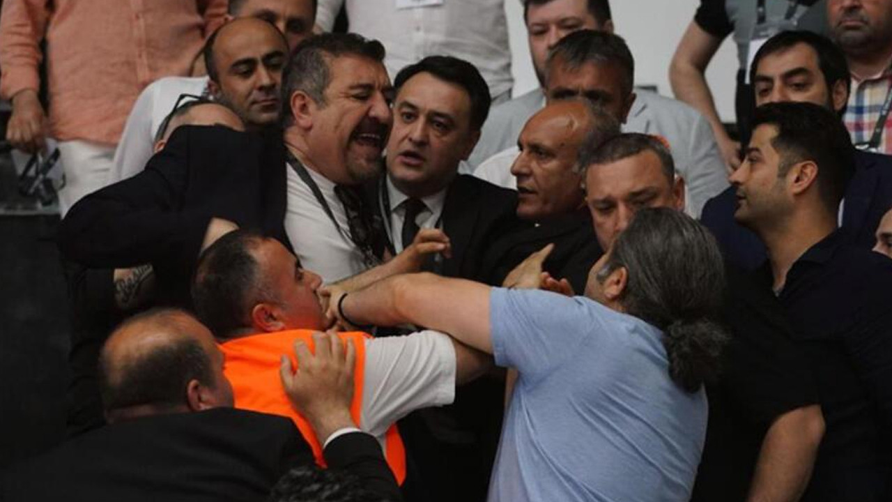 Beşiktaş kongresinde kavga: Yumruklar havada uçuştu