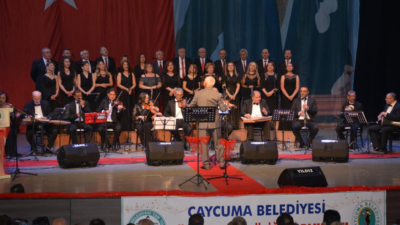 Çaycuma'da Avni Anıl şarkılarına büyük alkış