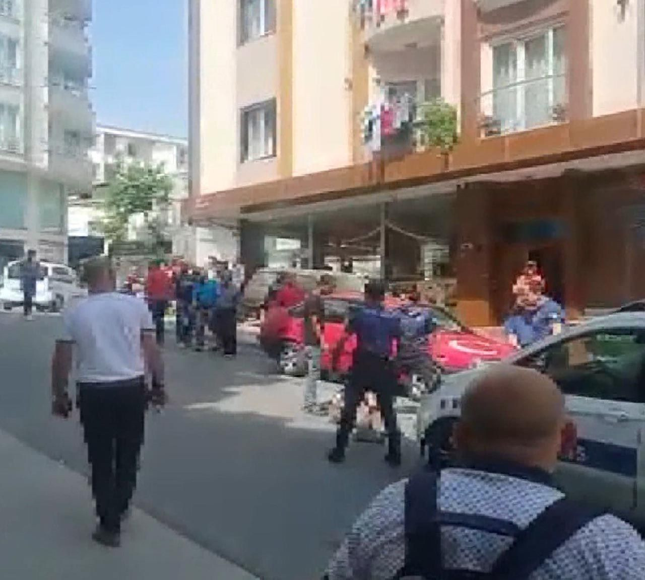 Sokak düğününde ortalık savaş alanına döndü! Polise yumruk attılar - Resim: 2