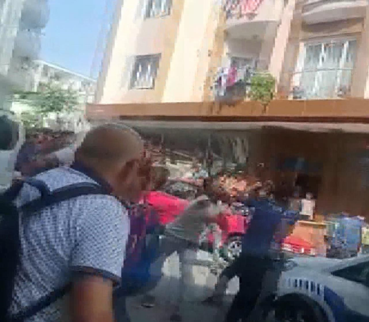 Sokak düğününde ortalık savaş alanına döndü! Polise yumruk attılar - Resim: 1