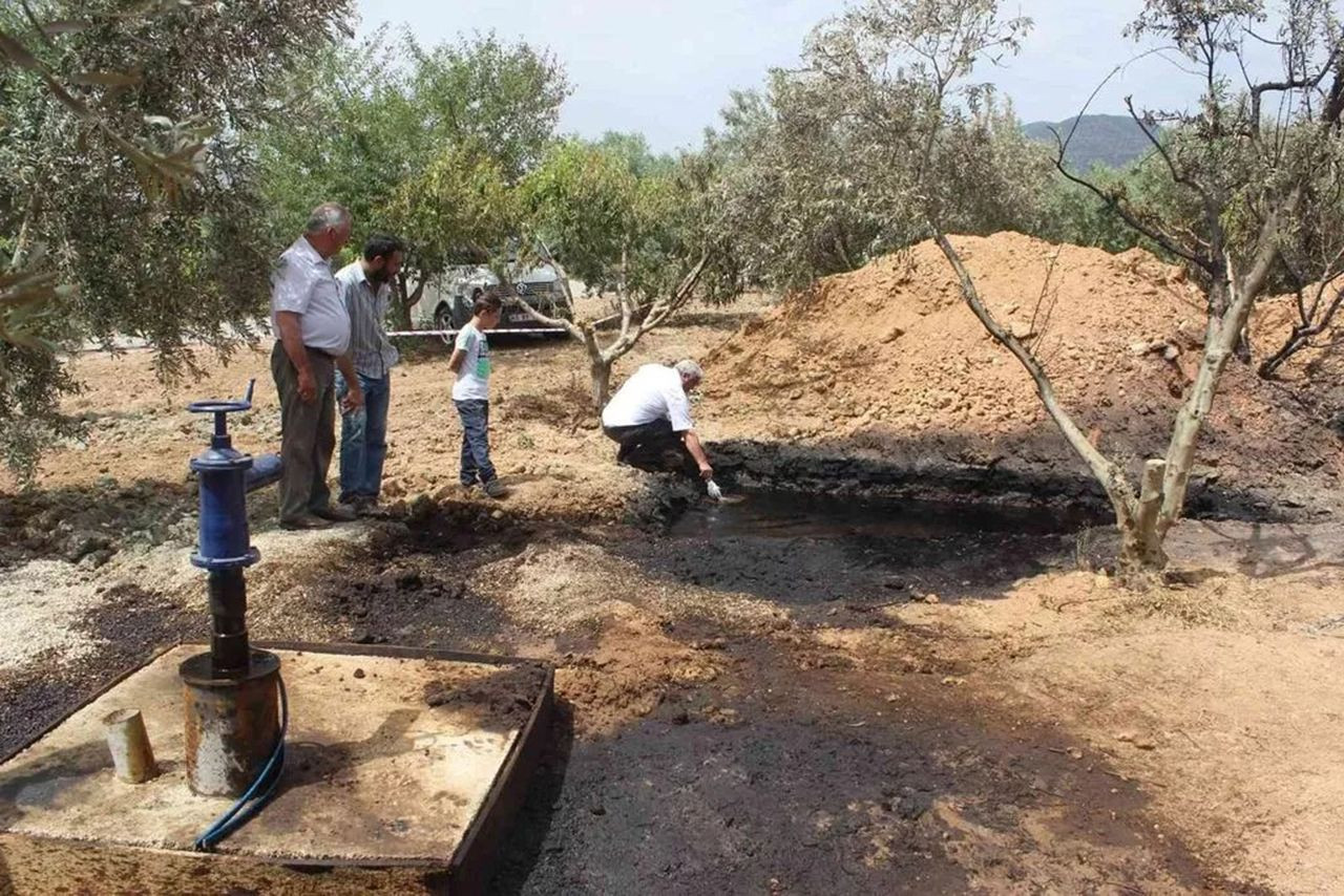 Bahçesinde kazı yapan vatandaş buldu! Petrol mü diye yaktı, alev alev yandı - Resim: 1