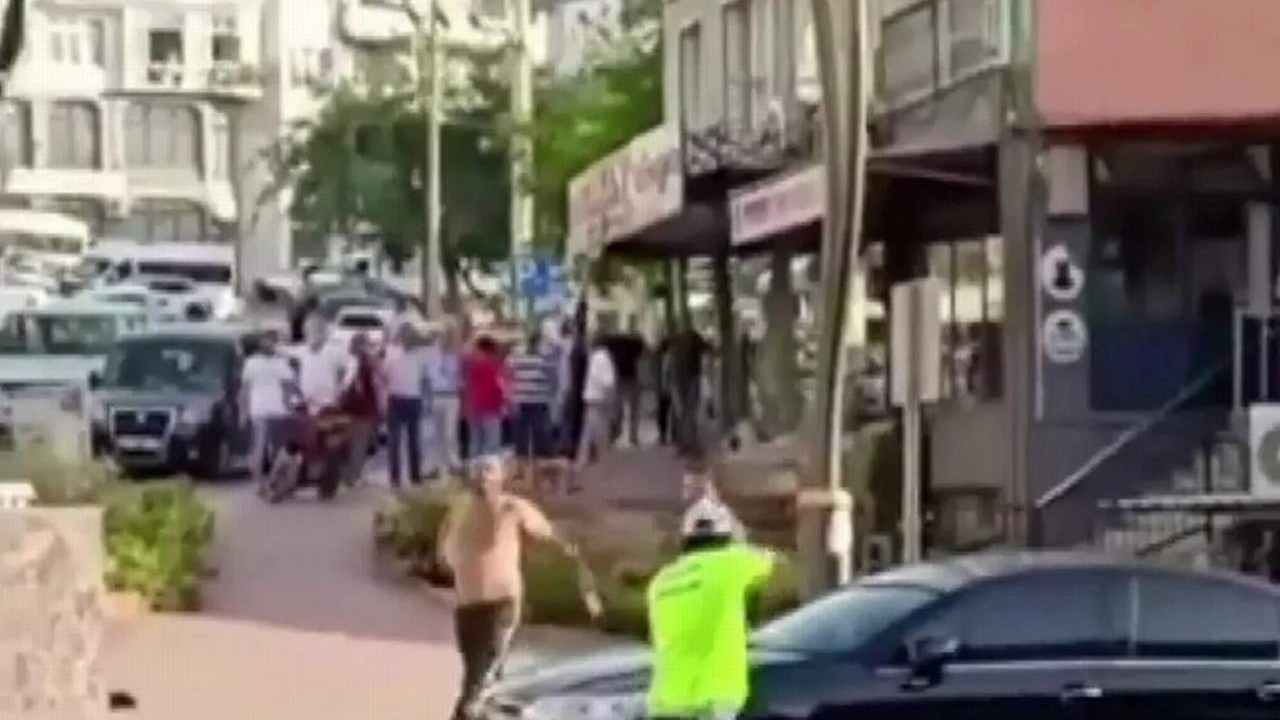 Trafikte ceza yazan polise saldırdılar