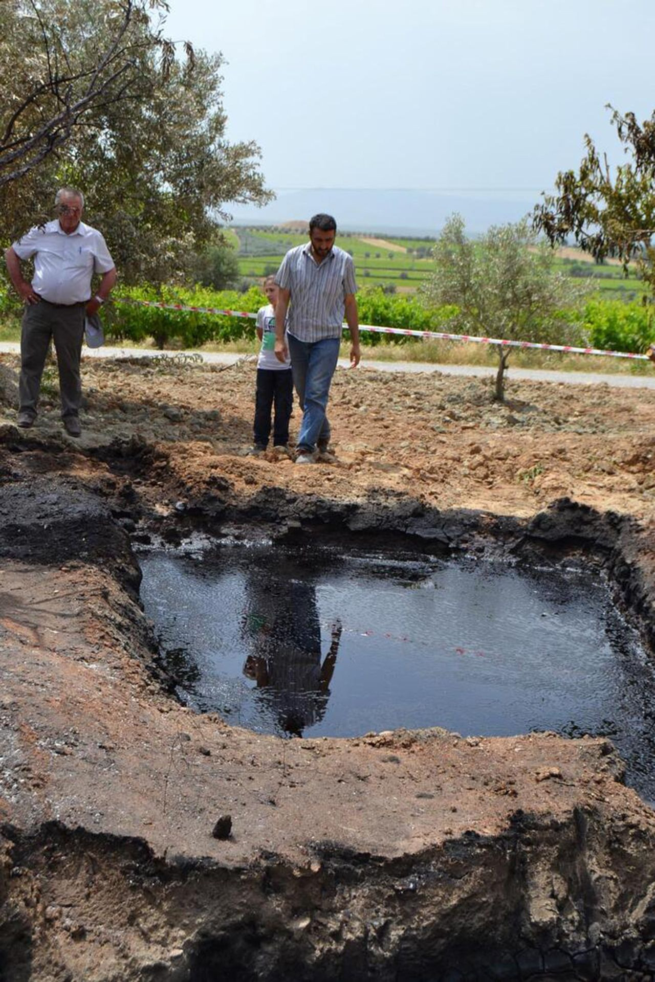 Bahçesinde kazı yapan vatandaş buldu! Petrol mü diye yaktı, alev alev yandı - Resim: 2