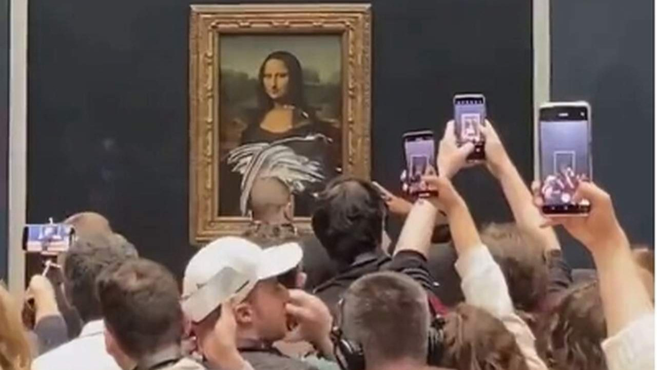 Mona Lisa tablosuna  saldırı! O anlar kamerada!
