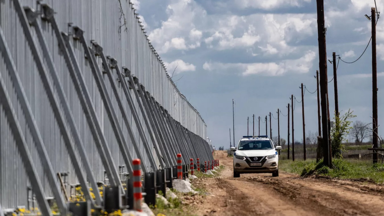 Yunanistan Türkiye sınırına çektiği duvarı uzatıyor