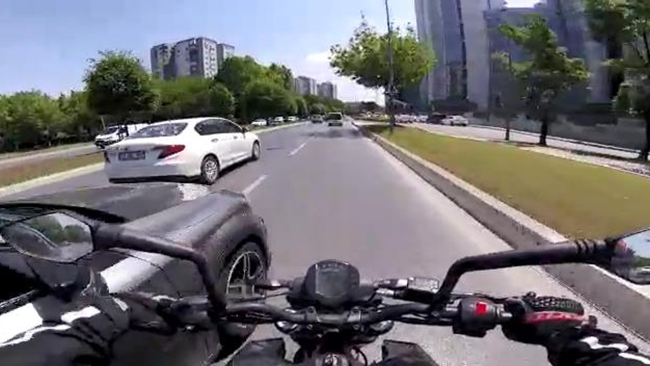 Trafik tartışması sosyal medyada gündem oldu: Kadın sürücü motosiklete çarpınca...