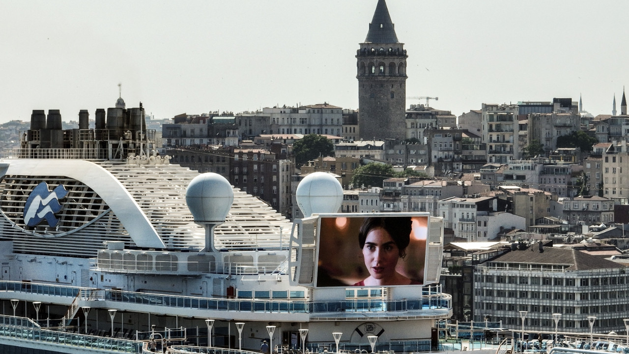 Günün fotoğrafı: İstanbul manzarası eşliğinde sinema keyfi