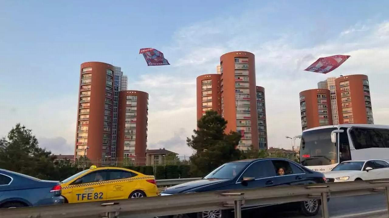 İstanbul'da Berat Albayrak ile Belediye Başkanı'nın ''bayrak'' yarışı