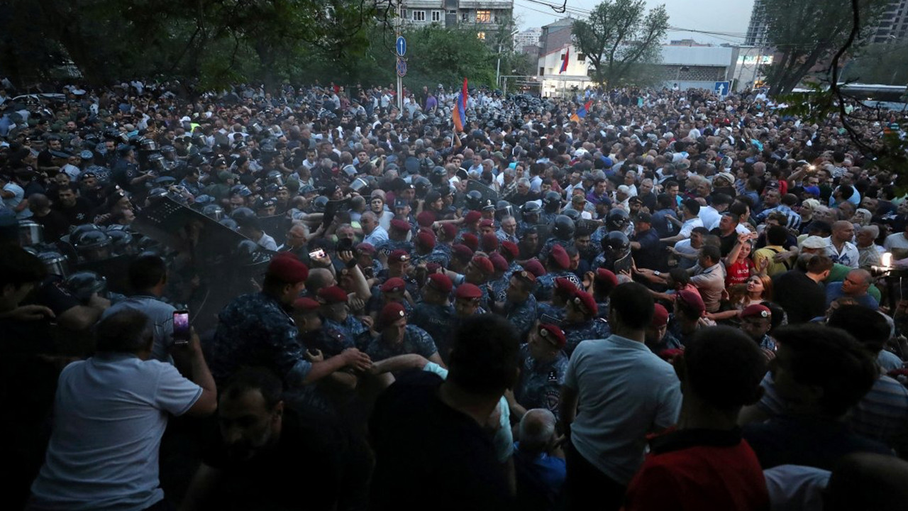 Ermenistan'da tansiyon yükseldi! Çok sayıda yaralı var