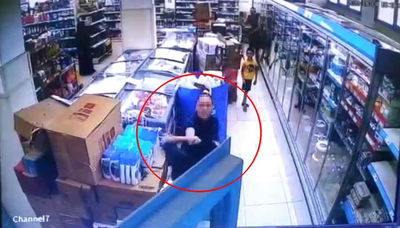 Market çalışanına kendi çocuğunun gözü önünde kabusu yaşattı - Resim: 1