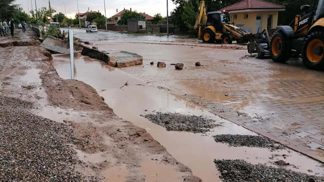 Kayseri'de kuvvetli yağış: Dere taştı, evleri su bastı
