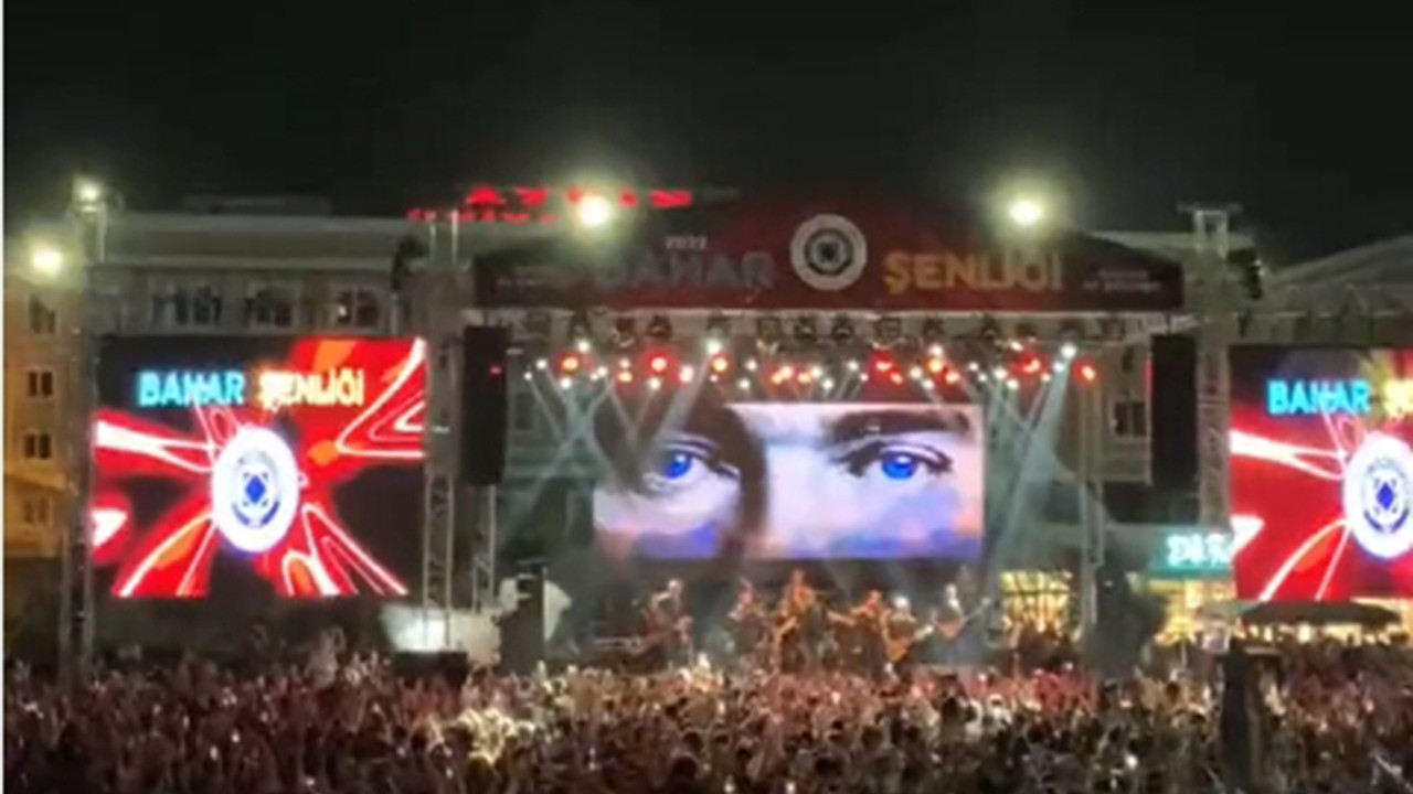 Şimdi de İstanbul! Üniversite şenliğinde yer gök İzmir Marşı'yla inledi