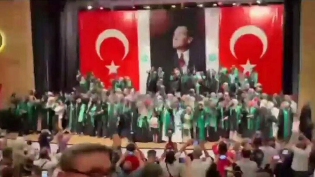 İlahiyat Fakültesi’nde Onuncu Yıl Marşlı, Atatürk bayraklı mezuniyet töreni
