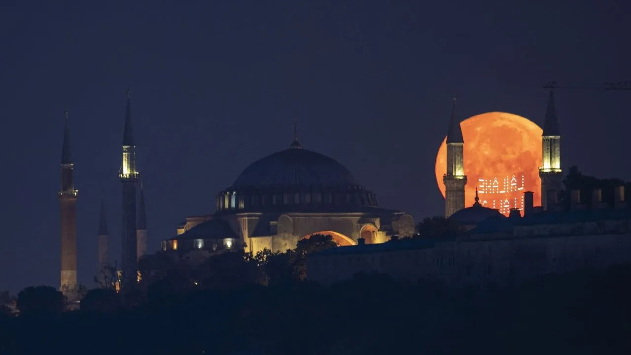 İstanbul'dan büyüleyen ''Süper Ay'' manzaraları