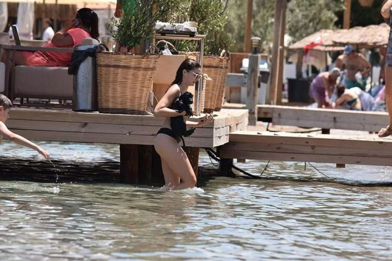 Burcu Özberk bikini sezonunu açtı - Resim: 2