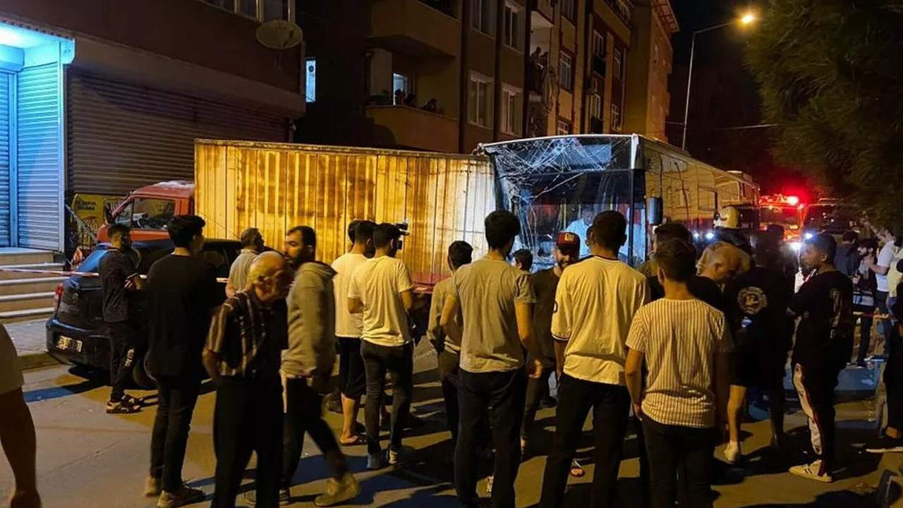 İstanbul'da İETT otobüsü dehşeti! Mahalleyi savaş alanına çevirdi