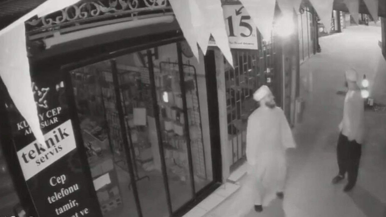 Atatürk'e ve Türk Bayrağı'na hain saldırı