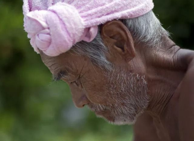 30 yıl boyunca ıssız bir adada tamamen çırılçıplak yaşamıştı: 86 yaşındaki adam adasına geri kavuştu - Resim: 4