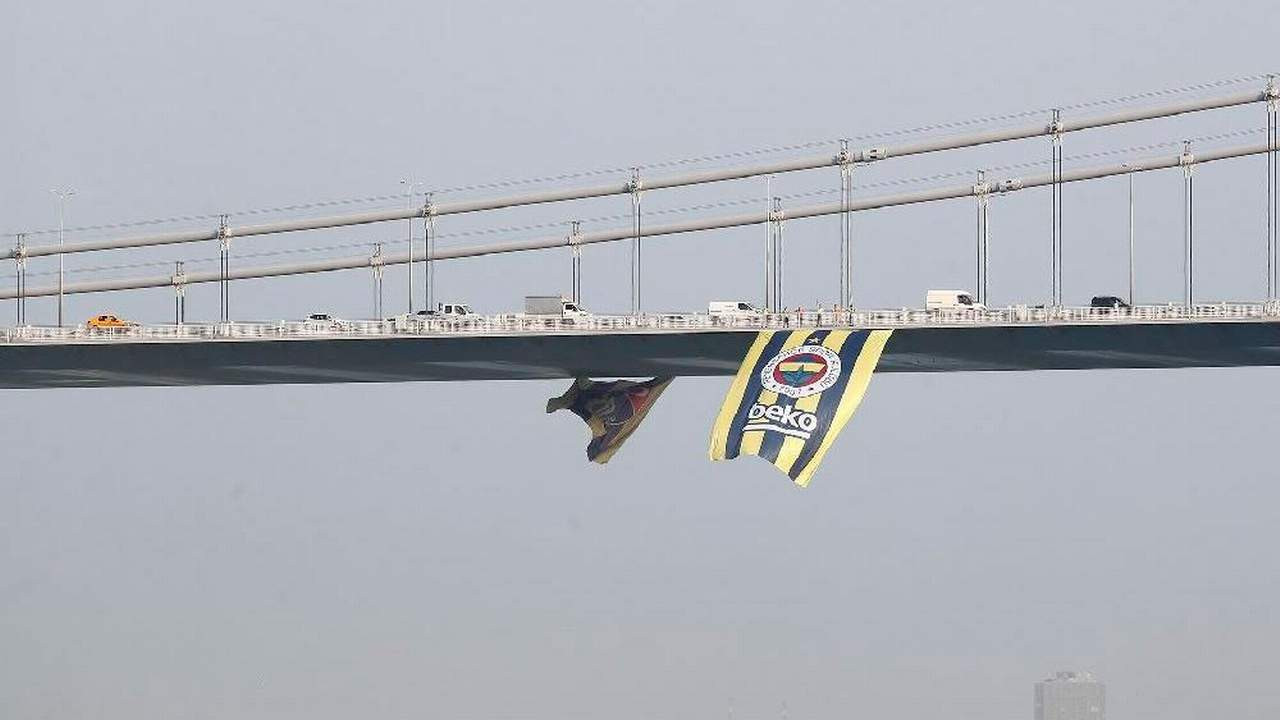 İstanbul'da boğaz köprülerine Fenerbahçe bayrağı asıldı