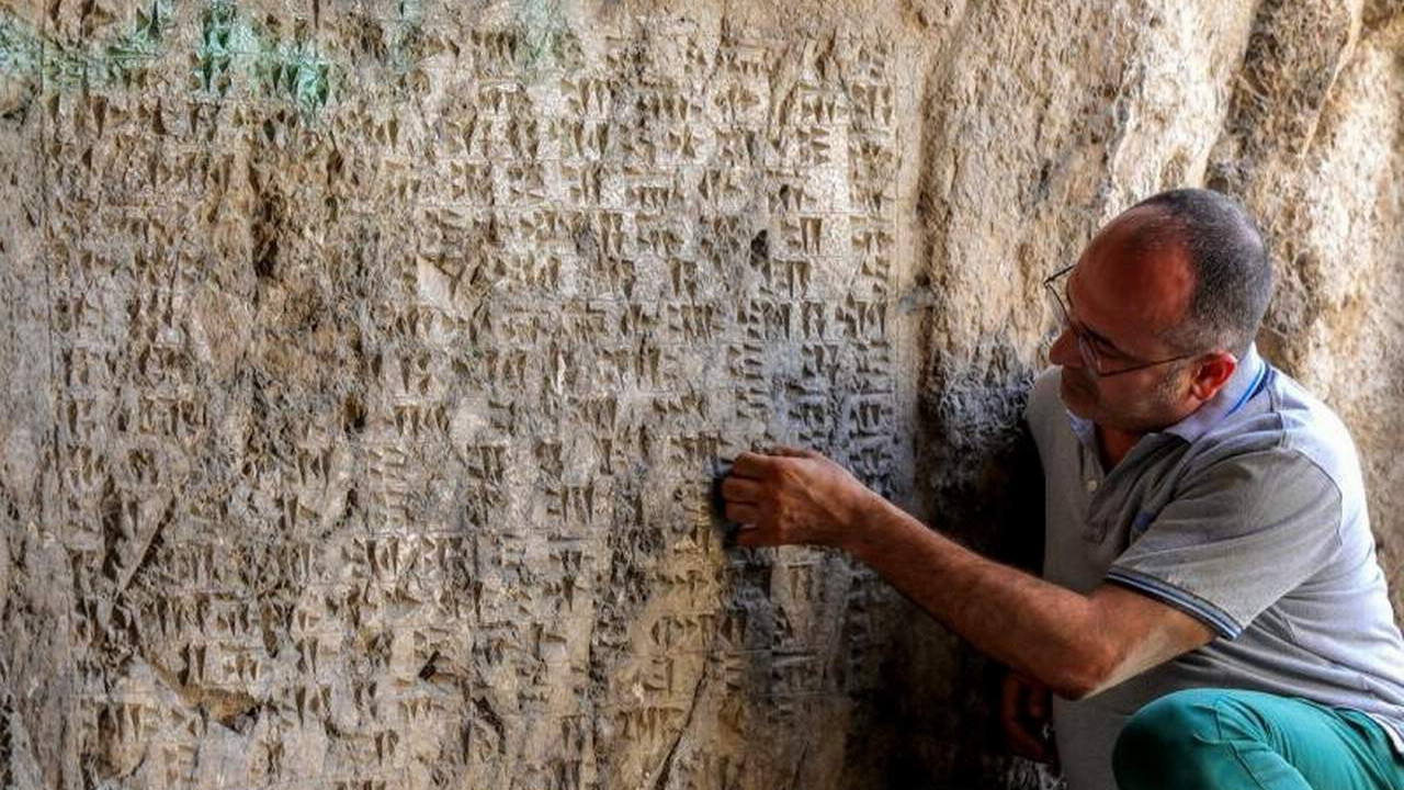 Kaçak defineciler 2 bin 700 yıllık tapınak buldular