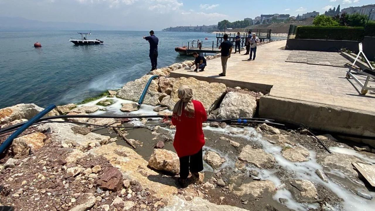 Marmara Denizi'ne akan beyaz sıvı ekipleri harekete geçirdi - Resim: 4