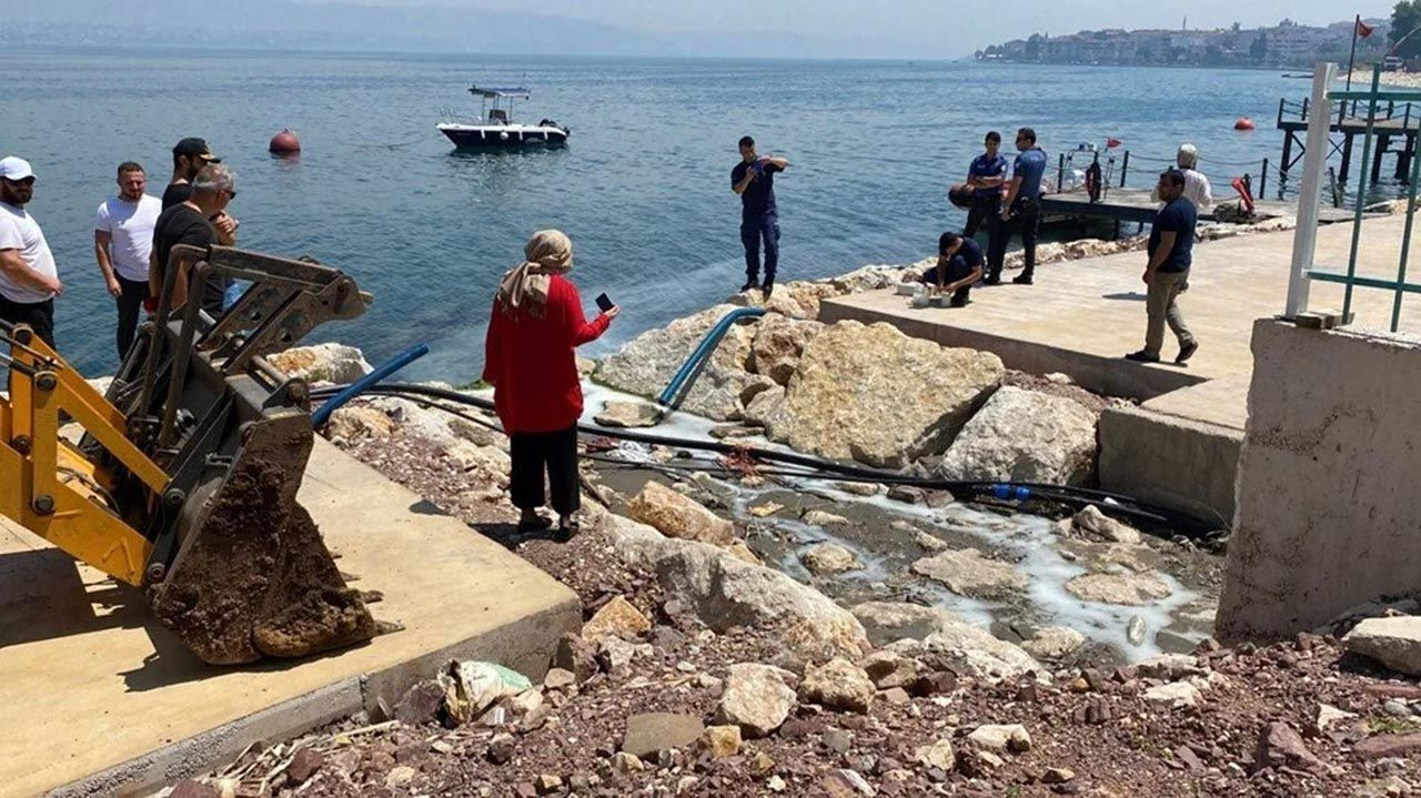 Marmara Denizi'ne akan beyaz sıvı ekipleri harekete geçirdi - Resim: 3