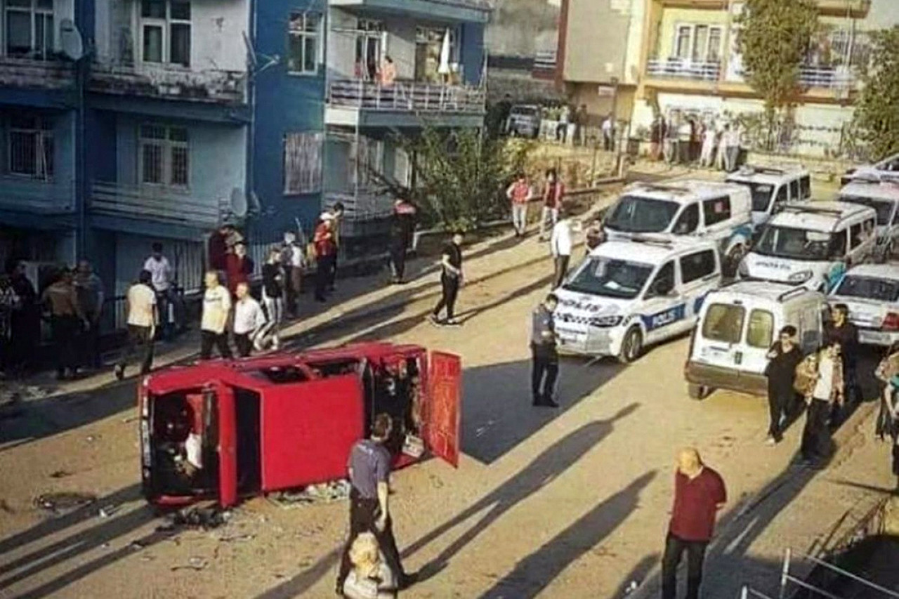Ankara'da bir otomobil sürücüsü ile mahalleli arasında çıkan kavgada mahalleli otomobili ters çevirdi