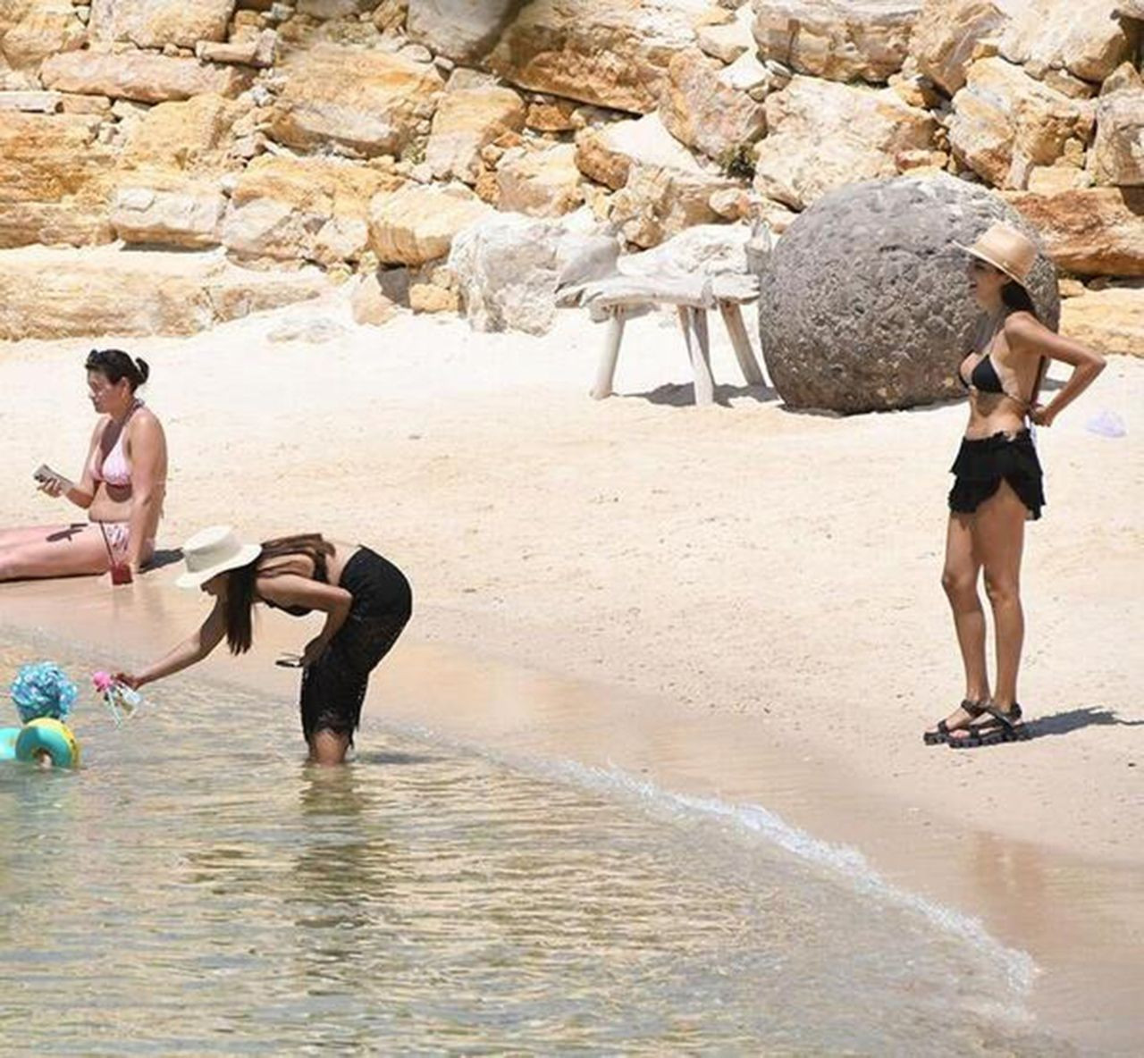 Hande Erçel tatil sezonunu açtı; sahilin en güzel ''teyze''si - Resim: 2