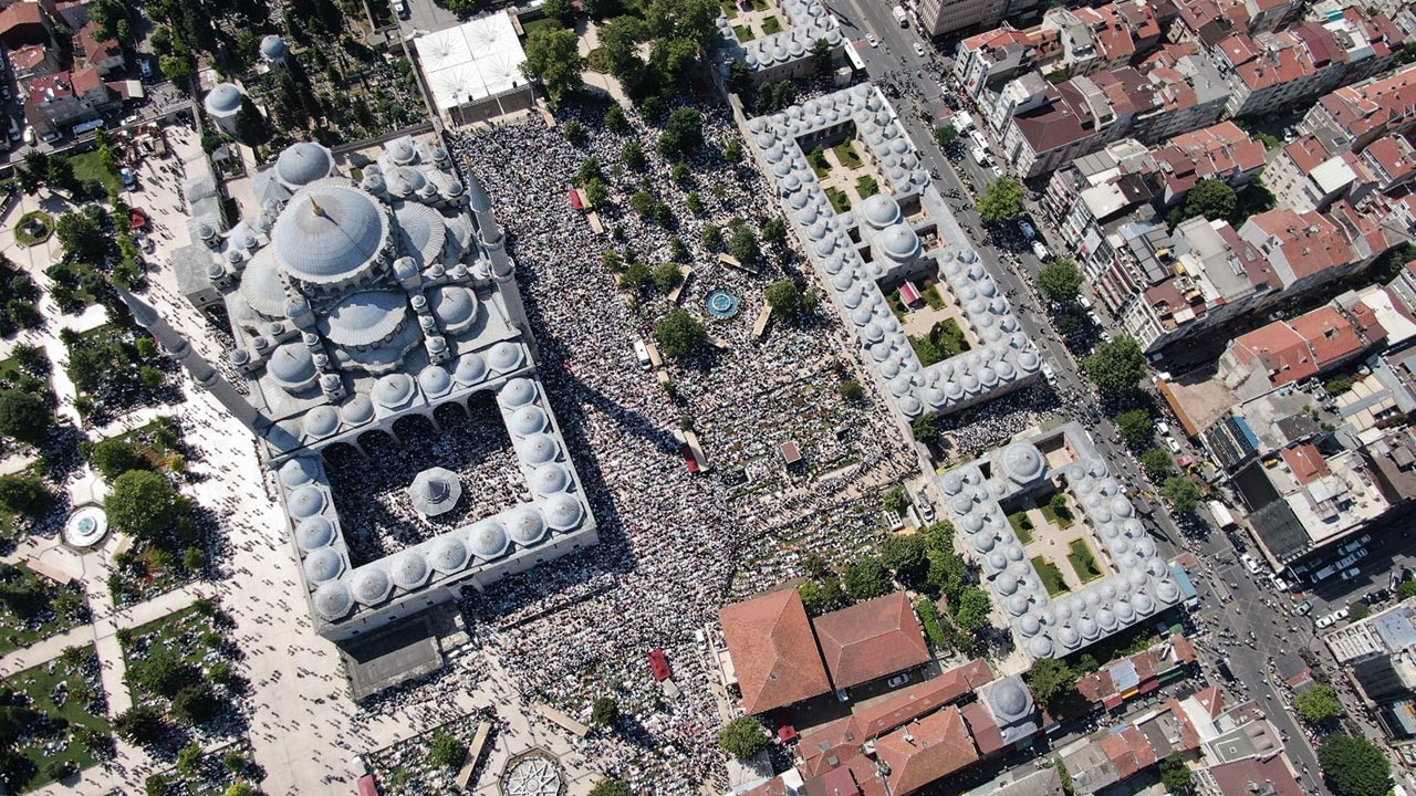 Mahmut Ustaosmanoğlu'nun cenazesinde insan seli! Geceden camiye geldiler