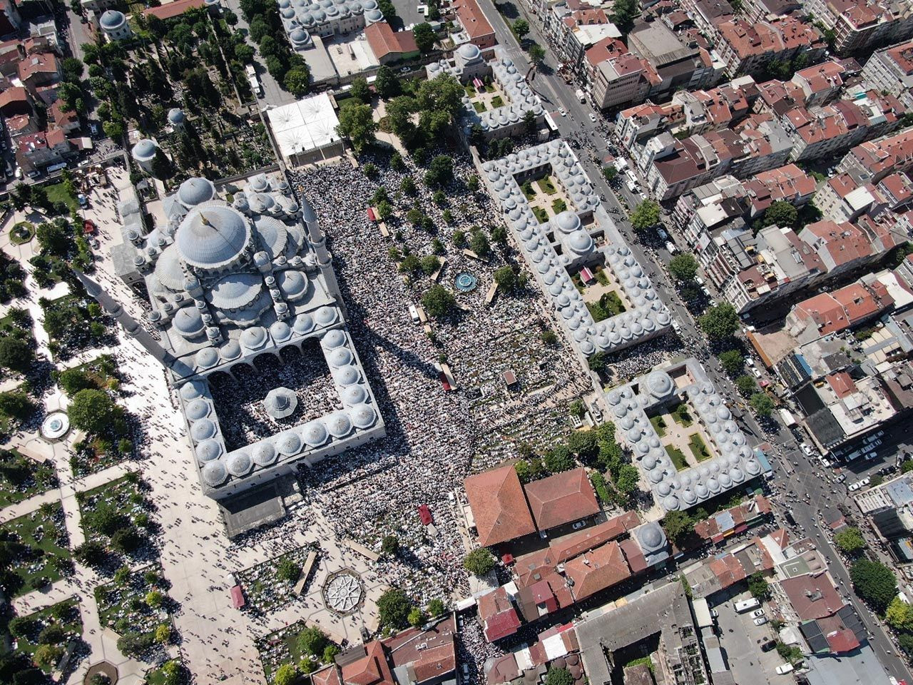 Mahmut Ustaosmanoğlu'nun cenazesinde insan seli! Geceden camiye geldiler - Resim: 3