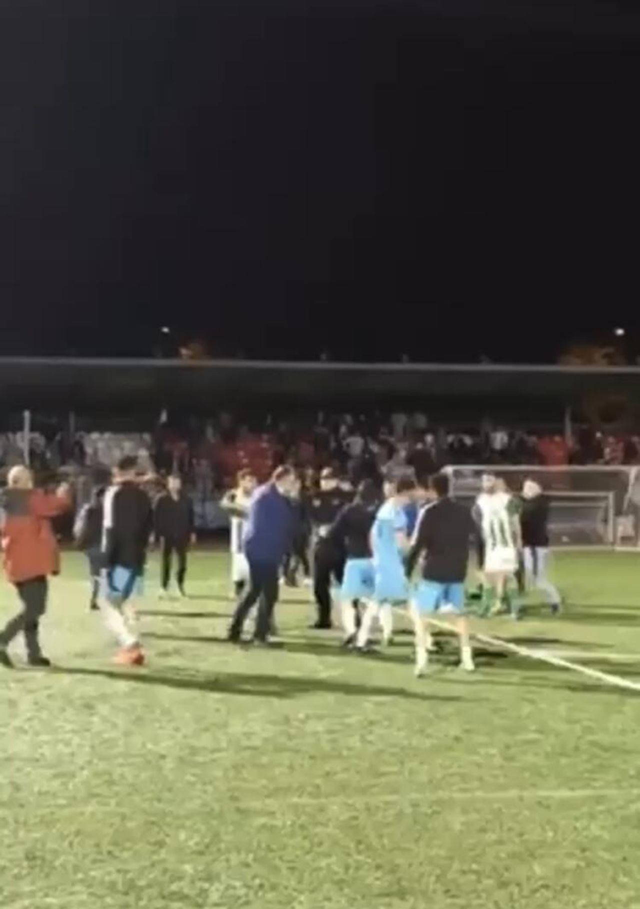 Kupa maçında futbolcular birbirine girdi; saha boks ringine döndü! - Resim: 2