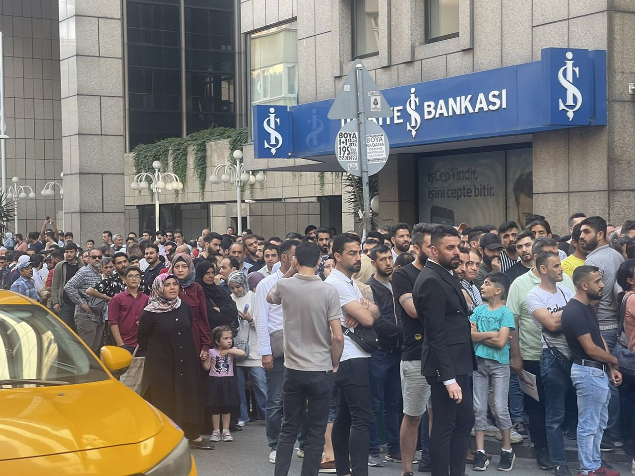 İstanbul'un en lüks semtinde dikkat çeken ''Suriyeli'' kuyruğu - Resim: 1