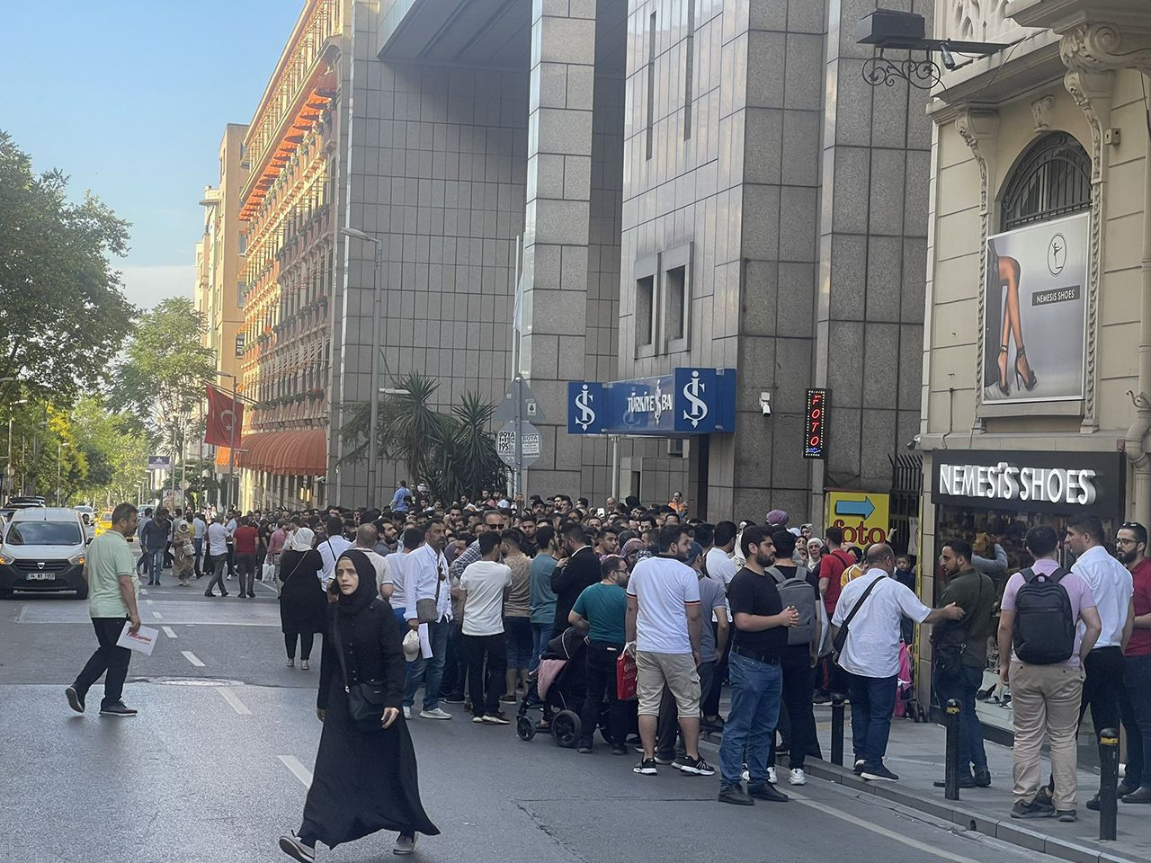 İstanbul'un en lüks semtinde dikkat çeken ''Suriyeli'' kuyruğu - Resim: 3