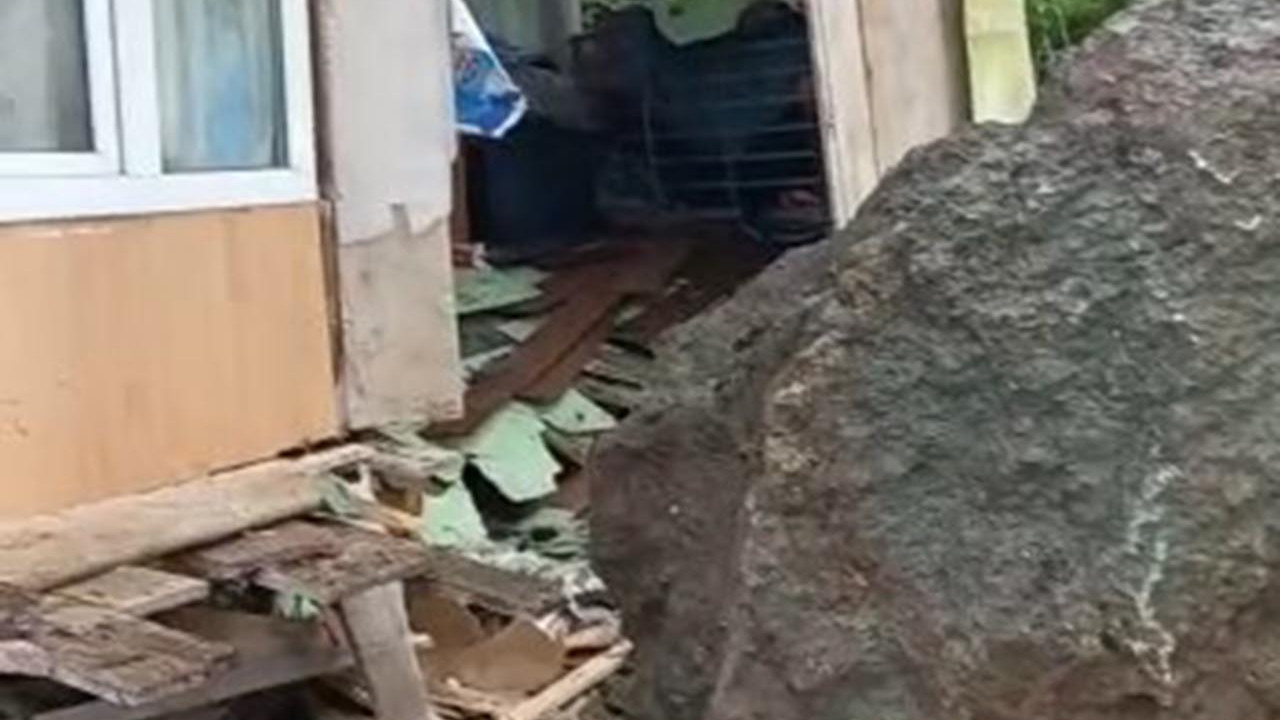 Yamaçtan kopan dev kaya evin duvarını yıktı