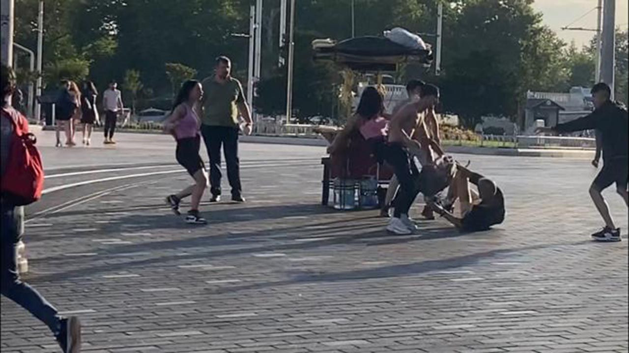 Taksim'de meydan kavgası: Tekme tokat birbirlerine girdiler - Resim: 2