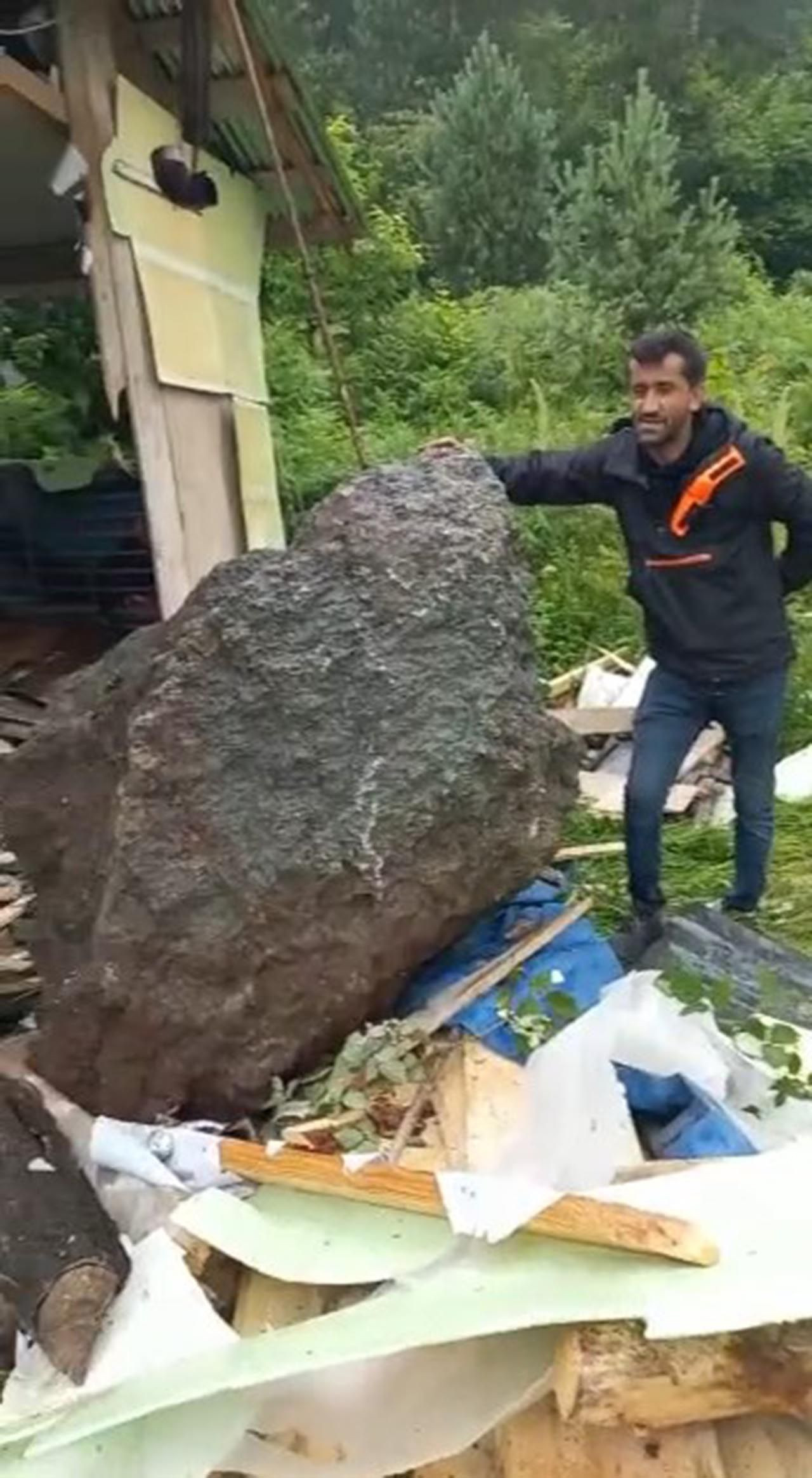 Yamaçtan kopan dev kaya evin duvarını yıktı - Resim: 2