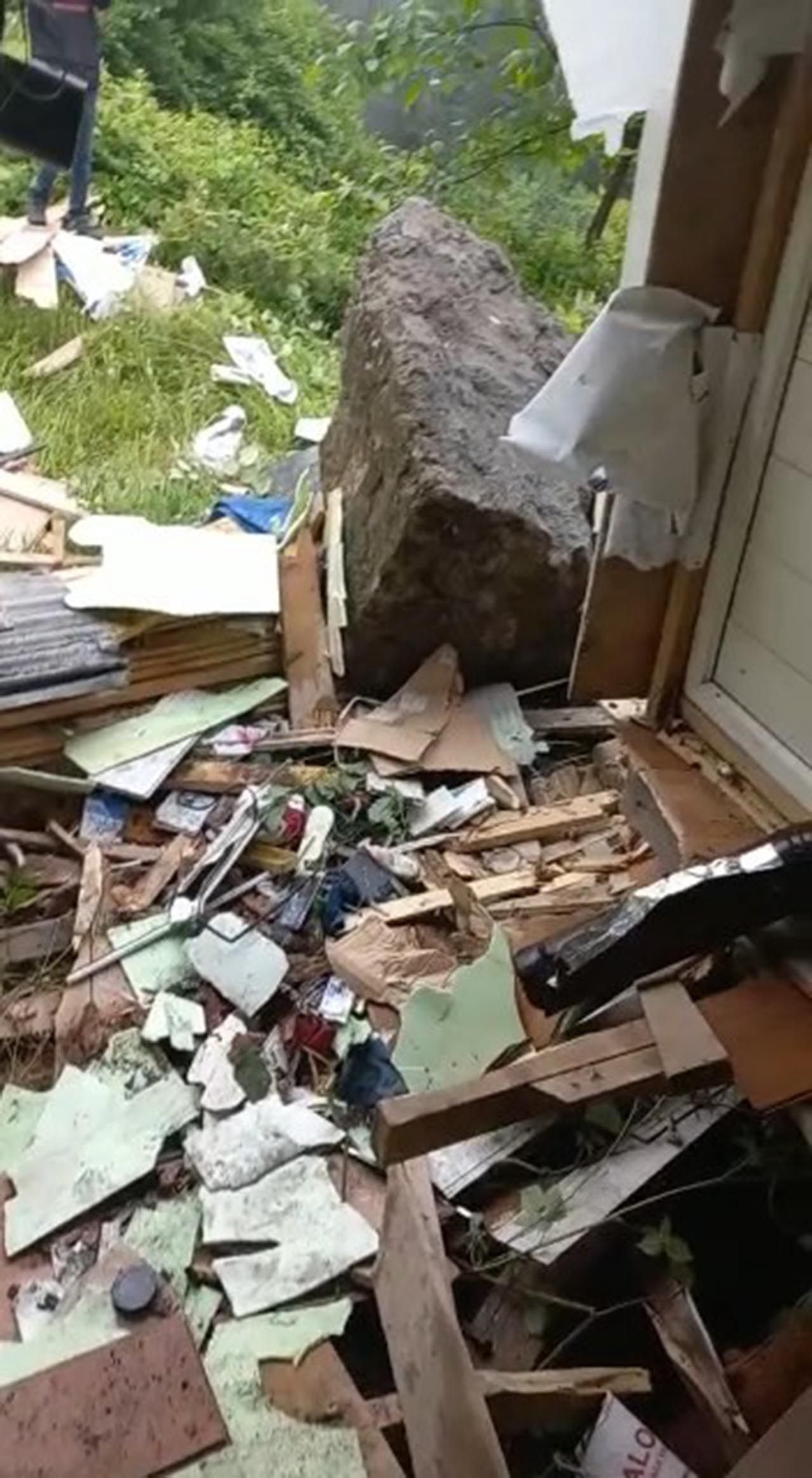 Yamaçtan kopan dev kaya evin duvarını yıktı - Resim: 3