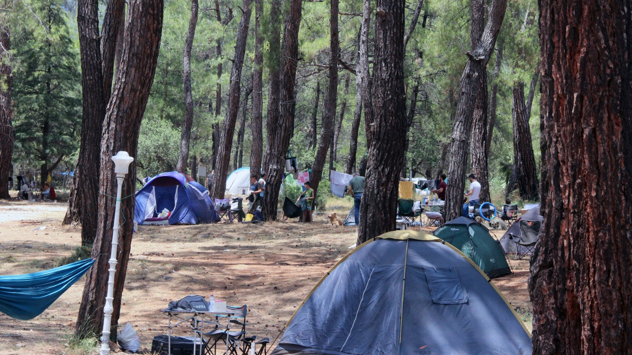 Tatilciler rotayı kamp alanlarına çevirdi