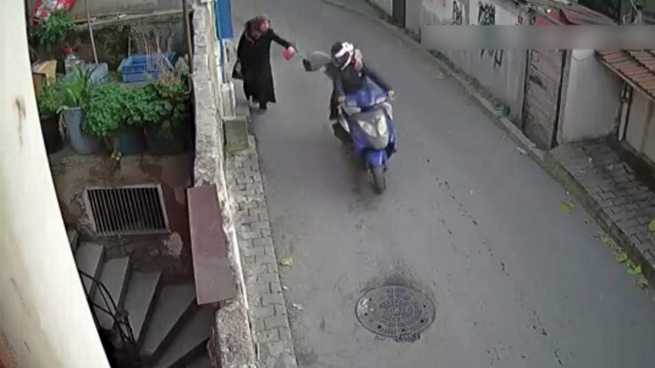Kapkaç terörü geri döndü! İstanbul'da yaşlı kadın kabusu yaşadı