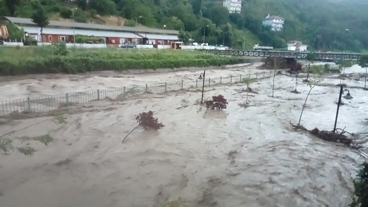 Kastamonu'yu sel aldı! Köprünün yıkılma anı kamerada - Resim: 3