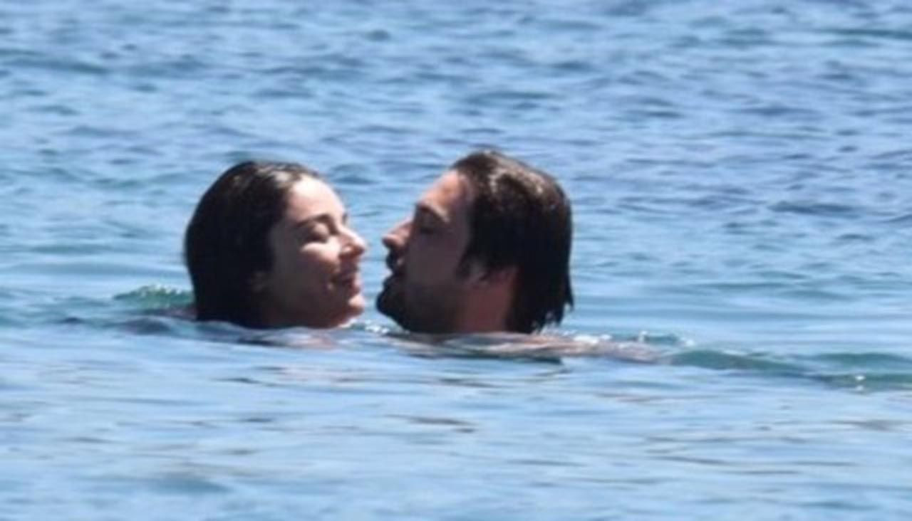 Ayça Ayşin Turan ve Alp Navruz denizde aşka geldi - Resim: 2