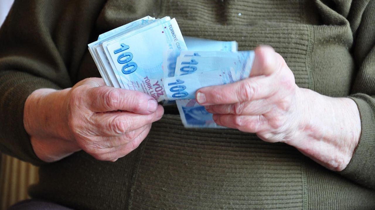 Zam bekleyen emekliler 500 TL'sinden oldu, birileri yine affı kaptı! - Resim: 1
