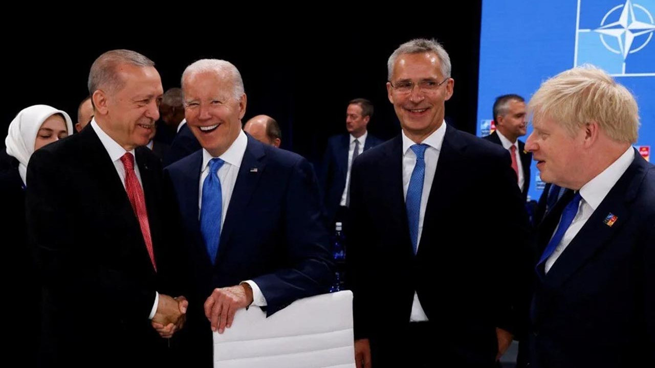 NATO Zirvesi'ne damga vuran kareler: Erdoğan ve Biden sohbet etti