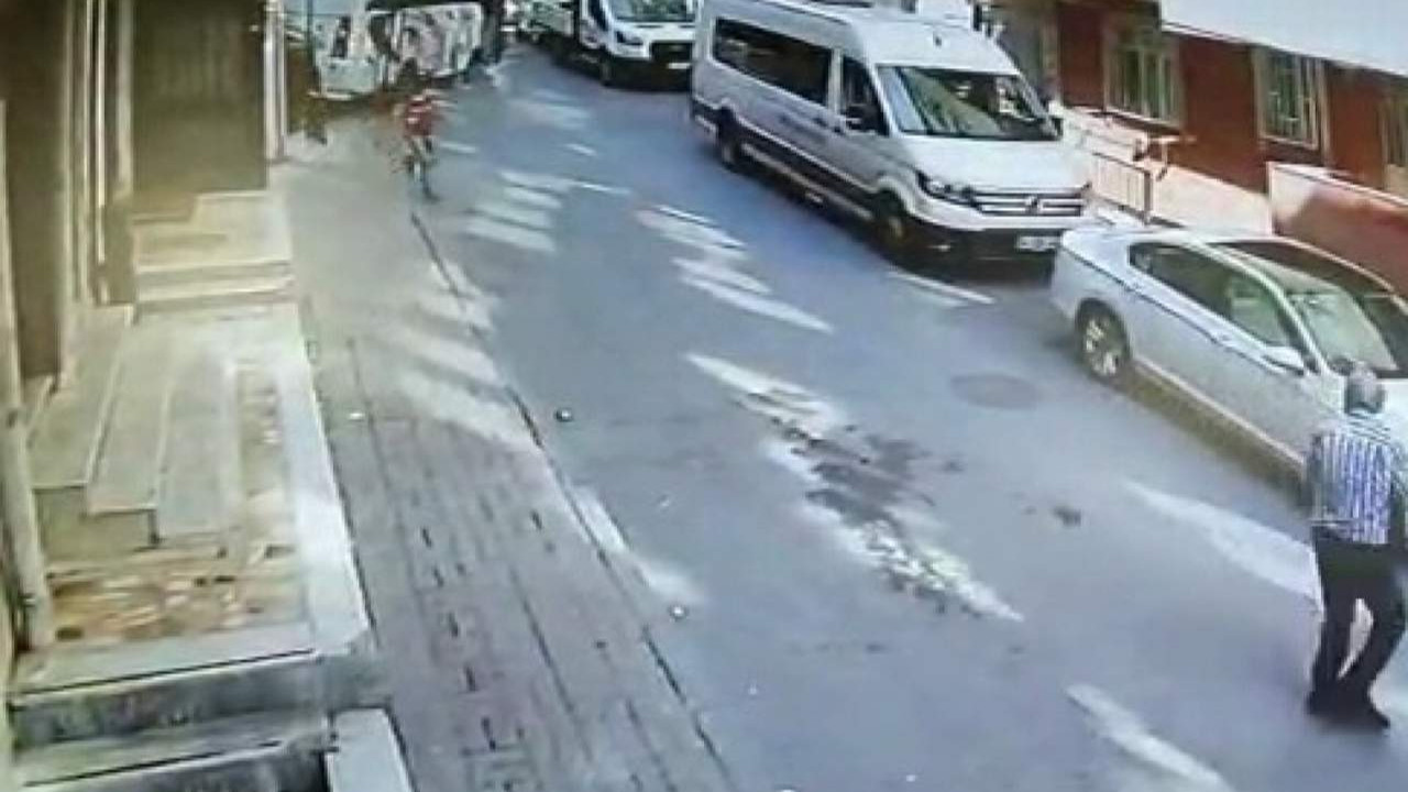 İstanbul'da faciadan dönüldü! Küçük çocuğun ölümden döndüğü an kamerada