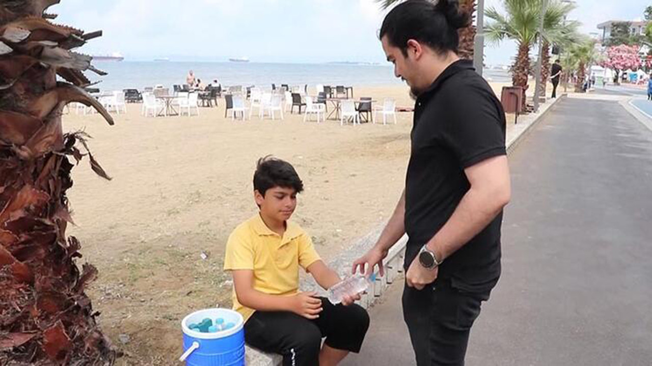 13 yaşında su satıp, gelirini Mehmetçik Vakfı'na bağışlıyor