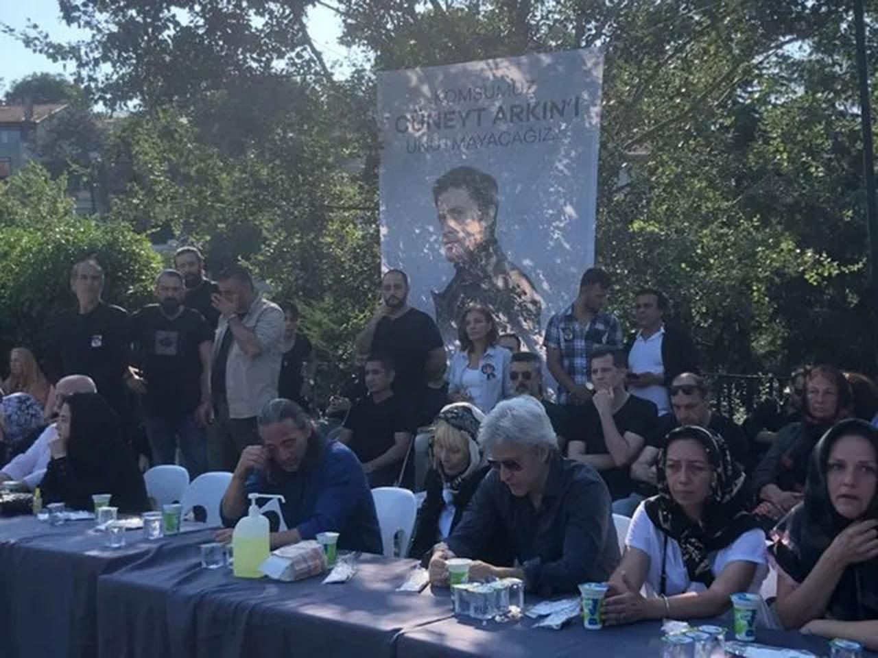Cüneyt Arkın'ın ailesi taziyeleri kabul etti - Resim: 3