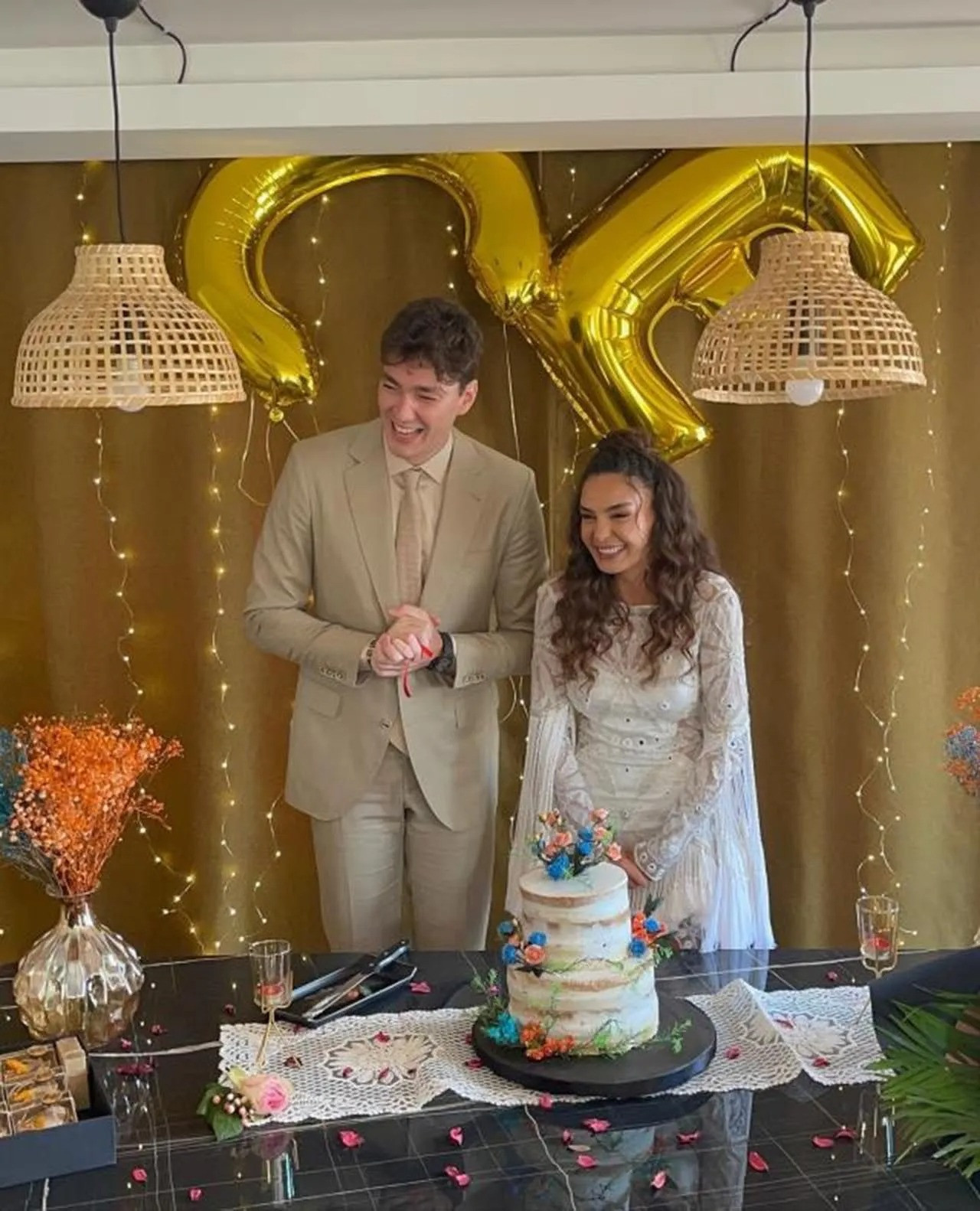 Cedi Osman ve Ebru Şahin'in nişan töreninden bir fotoğraf