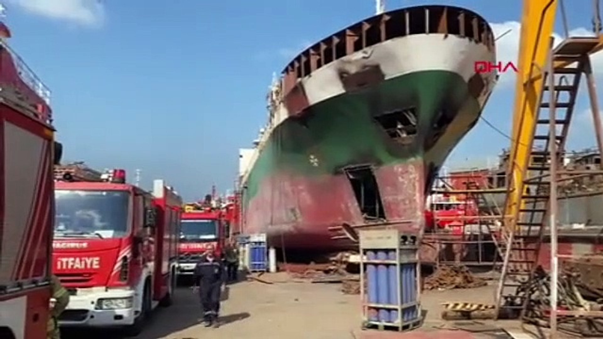 İstanbul'da gemide yangın paniği